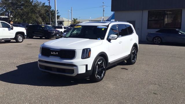 Used 2024 Kia Telluride EX w/ EX Captain's Chair Package image 2