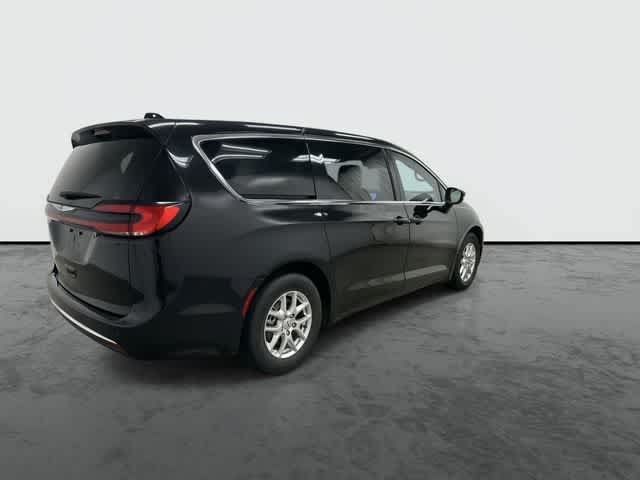 Used 2024 Chrysler Pacifica Touring-L FWD image 4