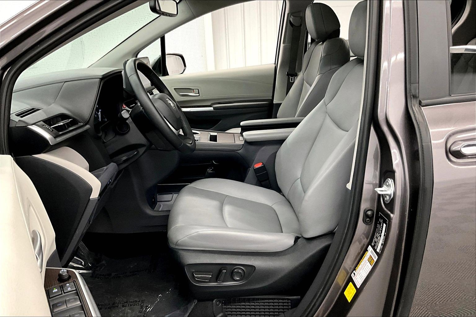 Used 2023 Toyota Sienna XLE FWD image 24