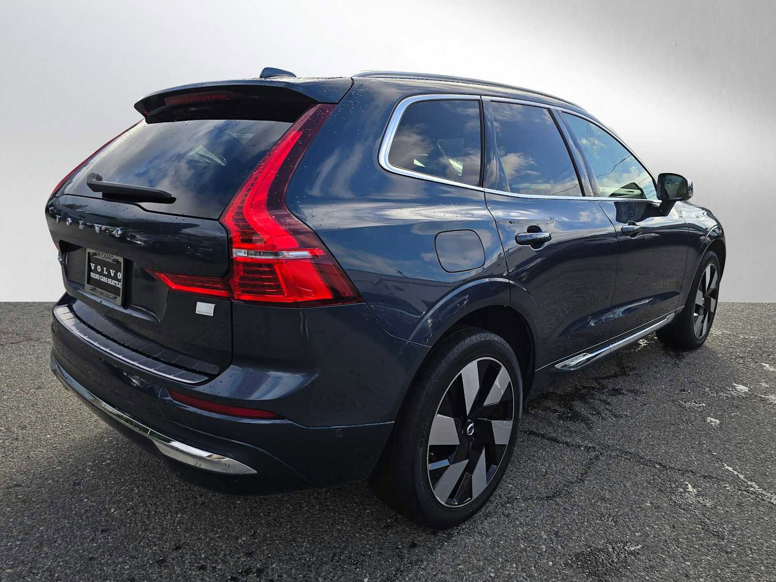 Certified 2023 Volvo XC60 T8 Plus image 3