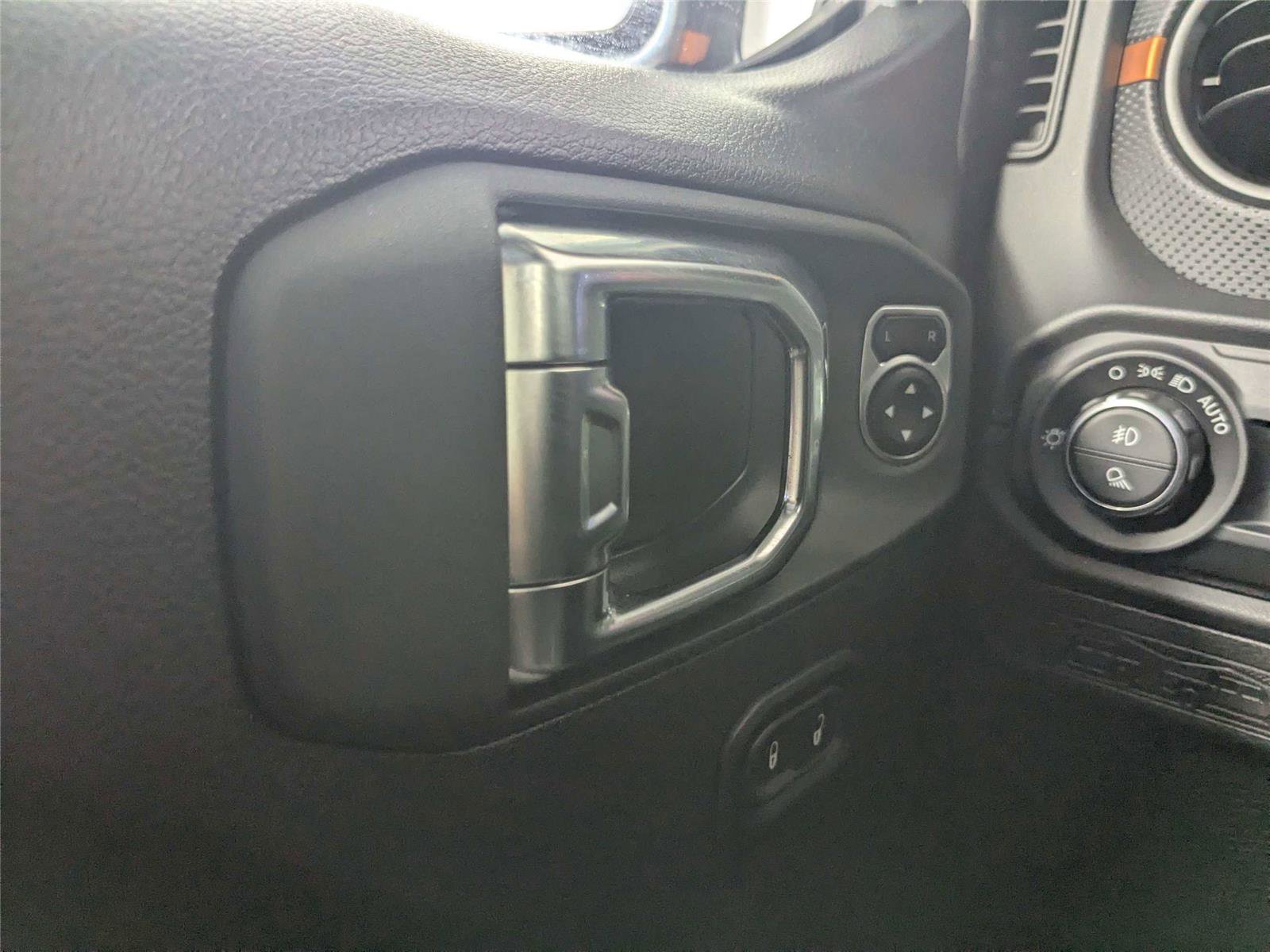 Used 2025 Jeep Gladiator Mojave w/ Convenience Group AWD/4WD image 13