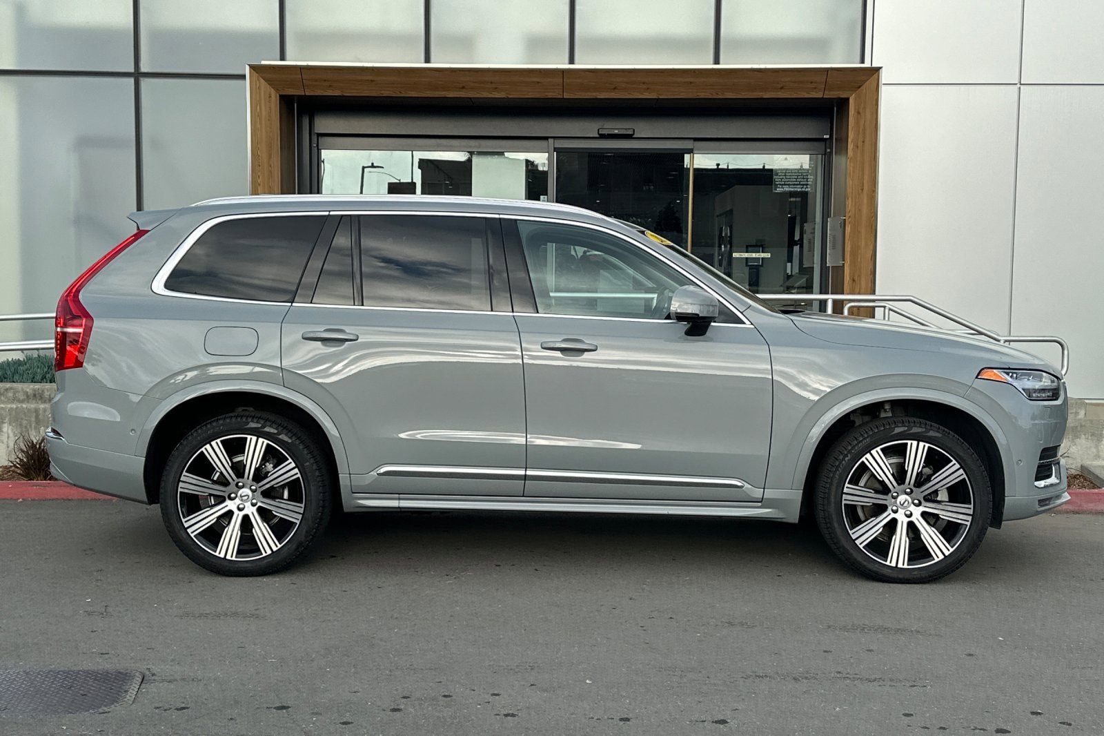 Certified 2025 Volvo XC90 B6 Ultra w/ Protection Package Premier image 9