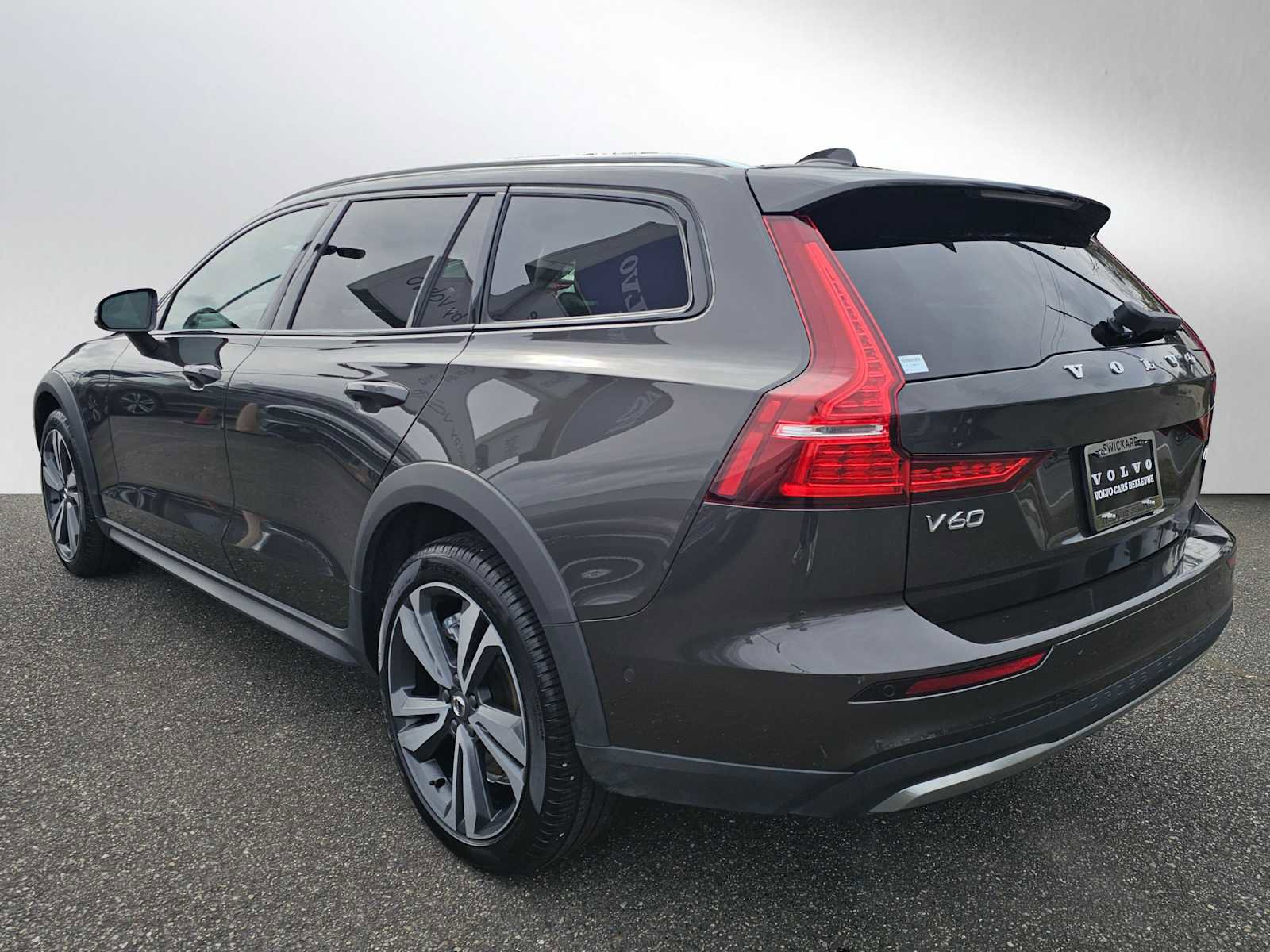 Certified 2025 Volvo V60 B5 Cross Country Plus image 5