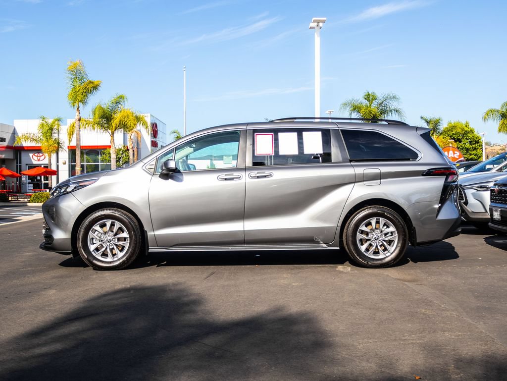 Used 2026 Toyota Sienna LE AWD/4WD image 4