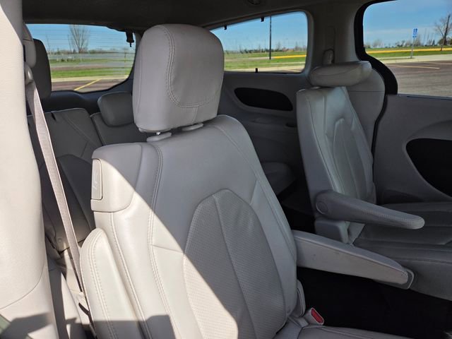 Used 2018 Chrysler Pacifica Touring-L FWD image 41