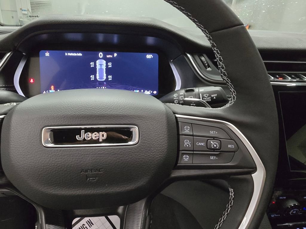 New 2025 Jeep Grand Cherokee Laredo w/ Luxury Tech Group I RWD image 18