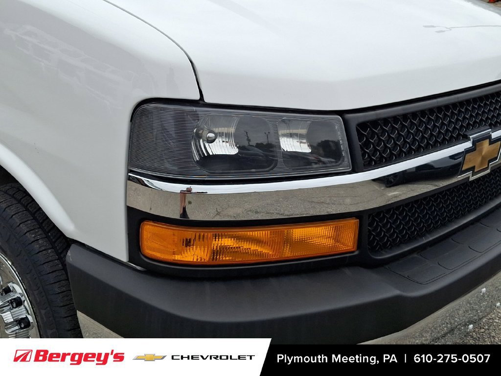 Certified 2025 Chevrolet Express 3500 LT w/ LT Preferred Equipment Group RWD image 11