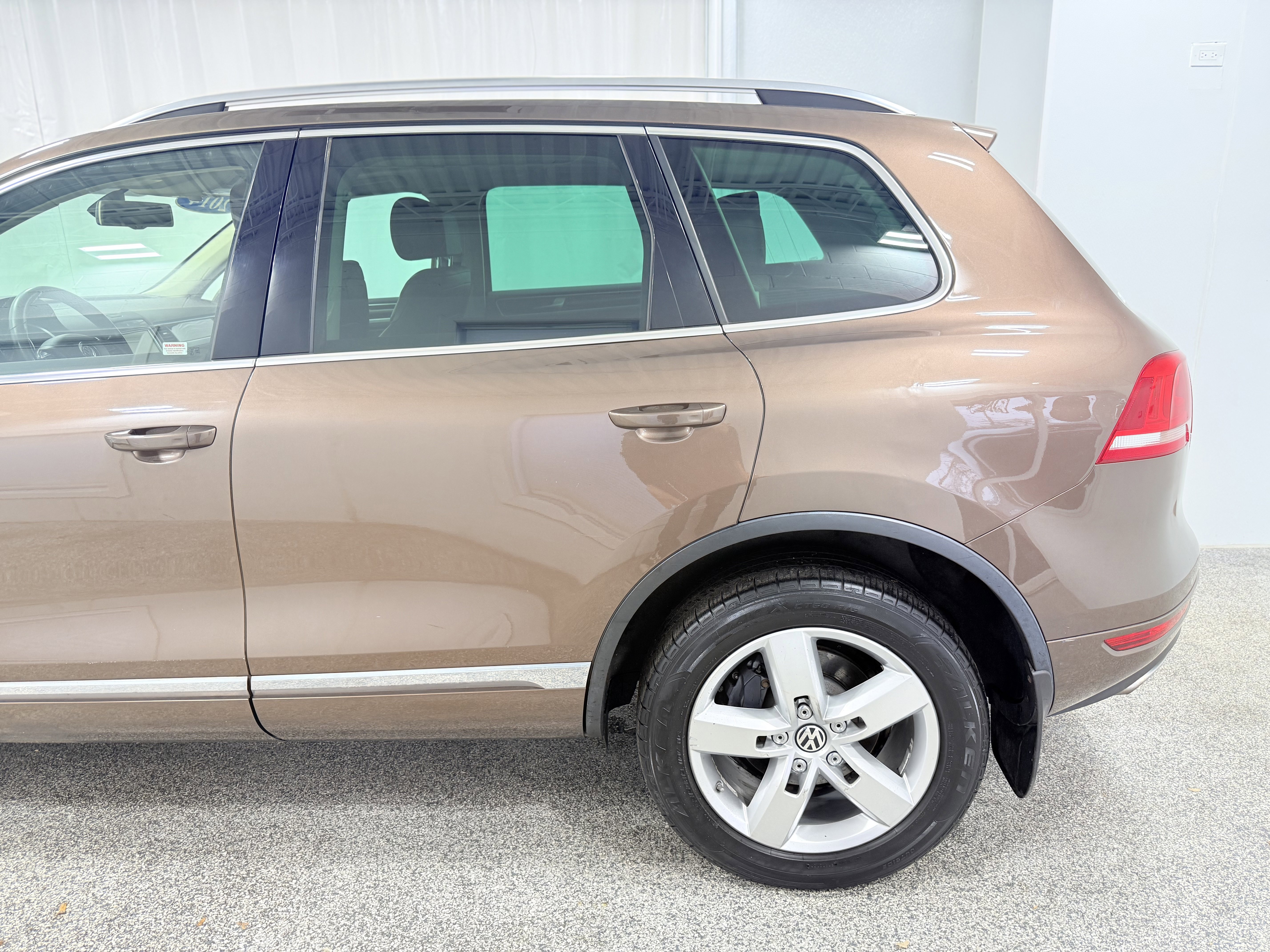 Used 2014 Volkswagen Touareg TDI image 5