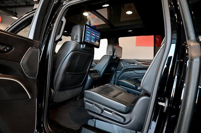 Used 2023 Cadillac Escalade ESV Premium Luxury image 17