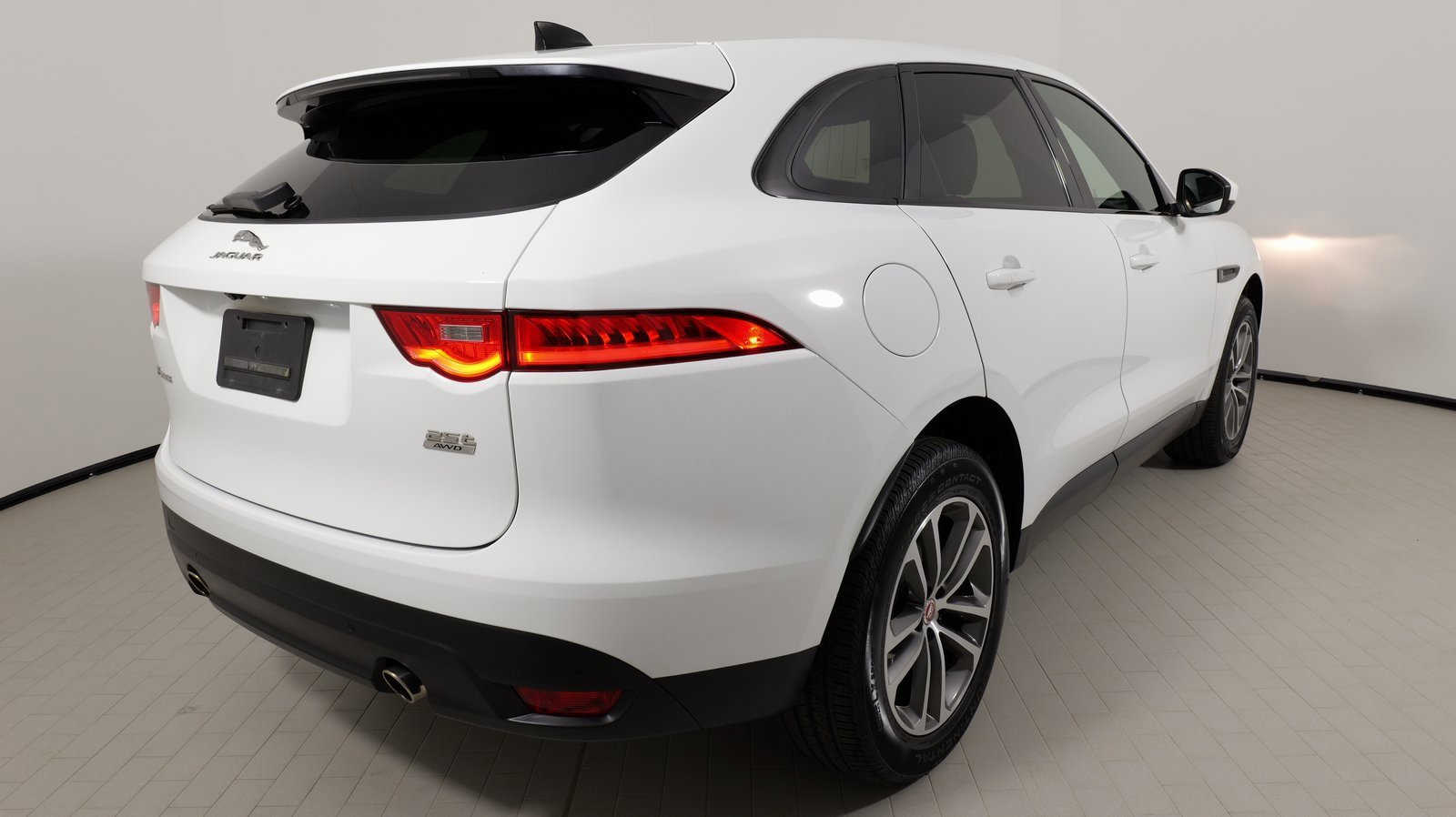 Used 2020 Jaguar F-PACE Premium image 23