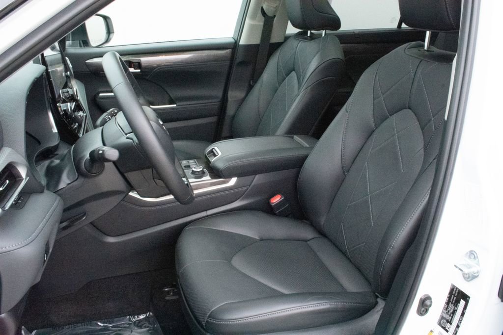 Used 2024 Toyota Highlander Limited image 25