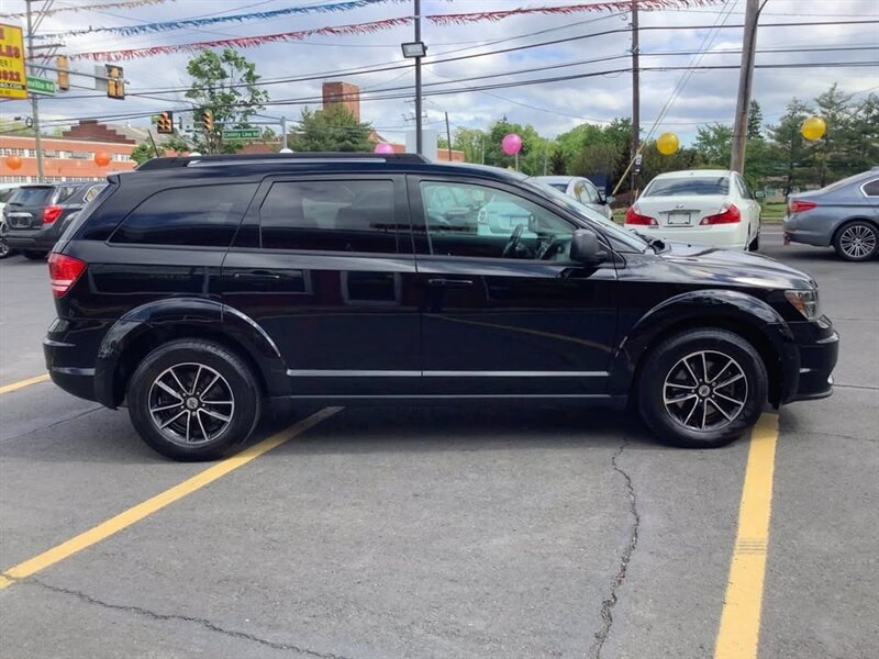 Used 2018 Dodge Journey SE w/ Connectivity Group FWD image 8