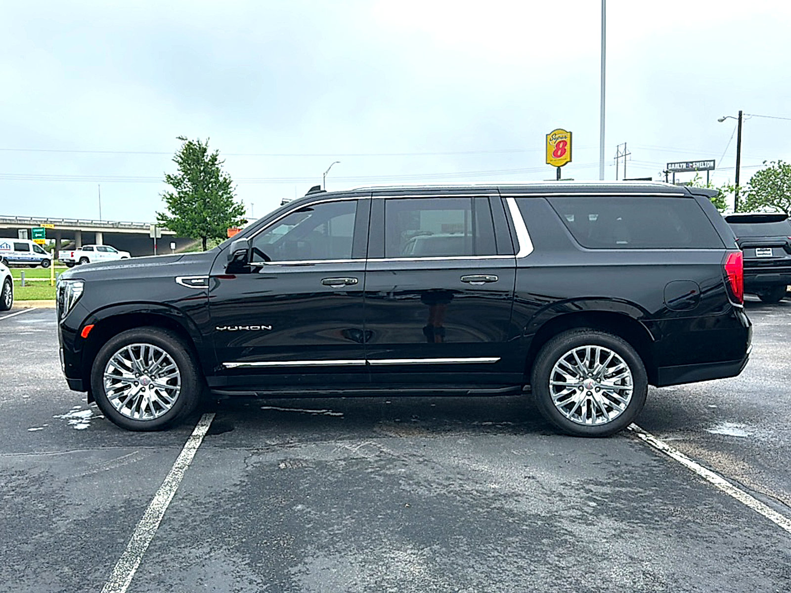 Used 2023 GMC Yukon XL SLT w/ SLT Premium Package AWD/4WD image 5