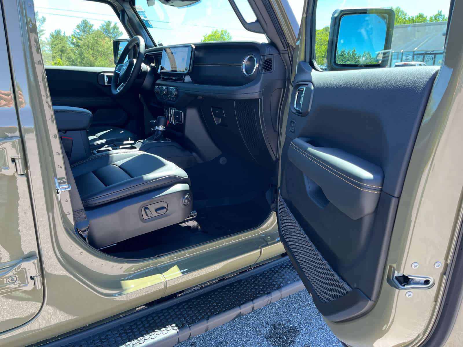 New 2026 Jeep Wrangler Unlimited Sahara AWD/4WD image 34