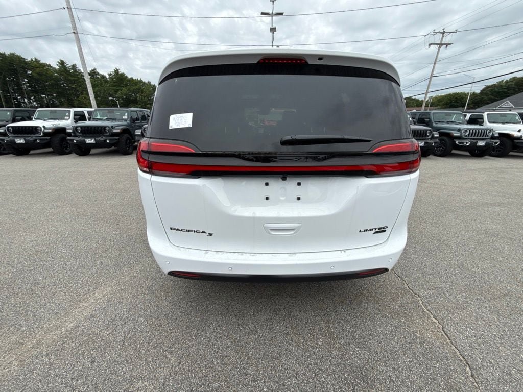 New 2027 Chrysler Pacifica Limited AWD/4WD image 4