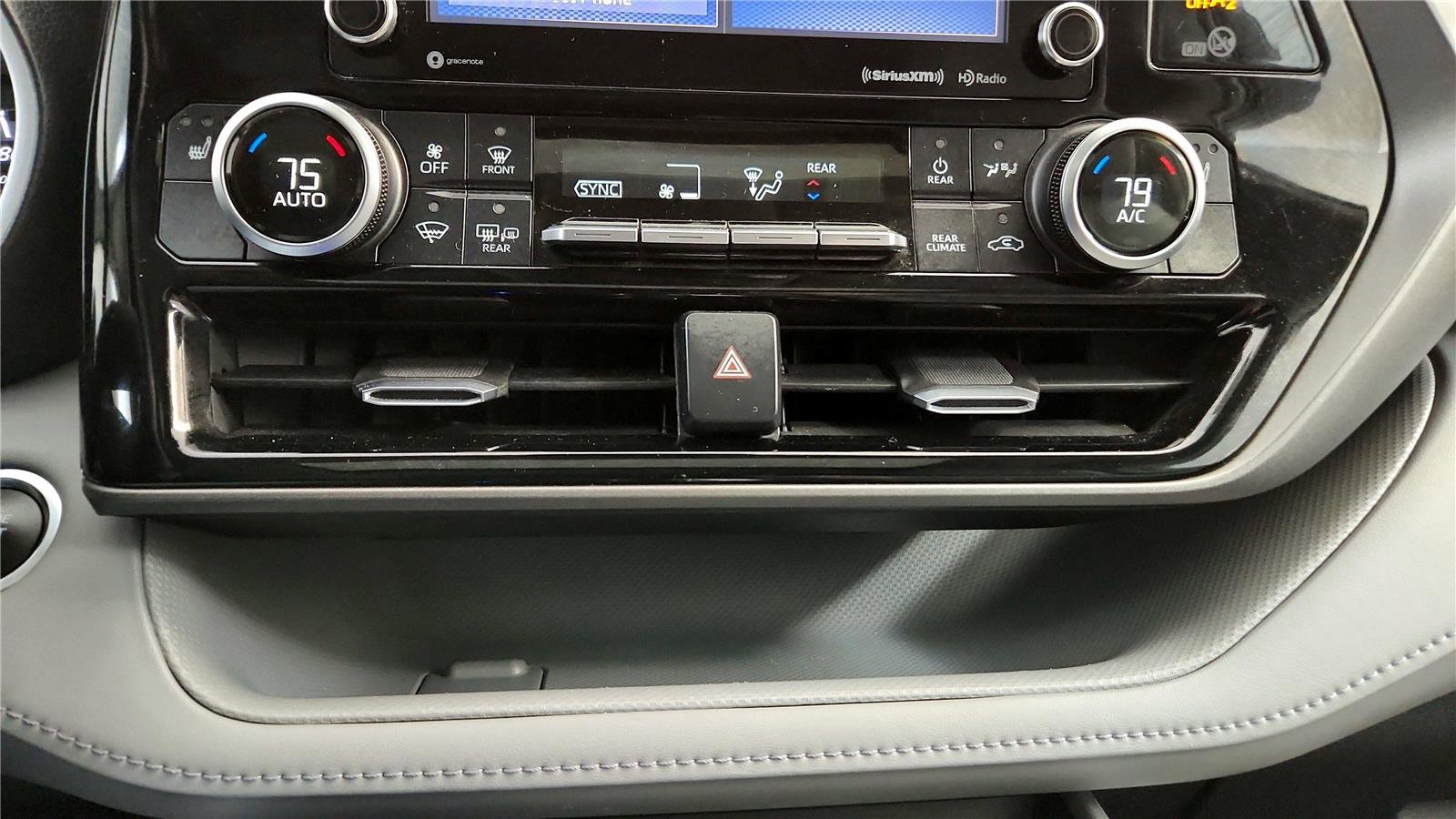 Certified 2020 Toyota Highlander XLE image 44