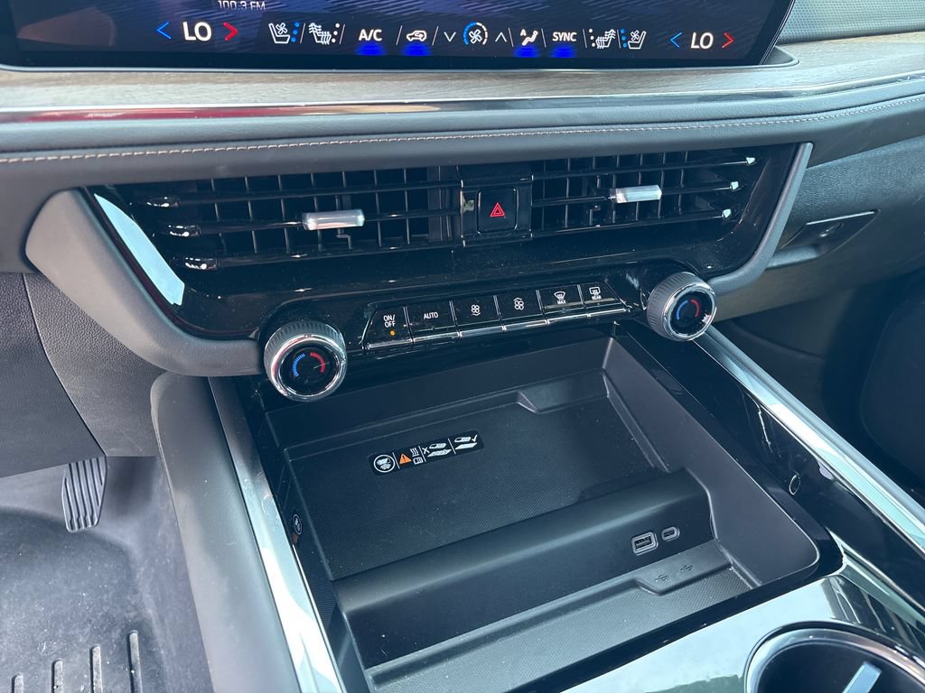Used 2026 Chevrolet Suburban High Country AWD/4WD image 43
