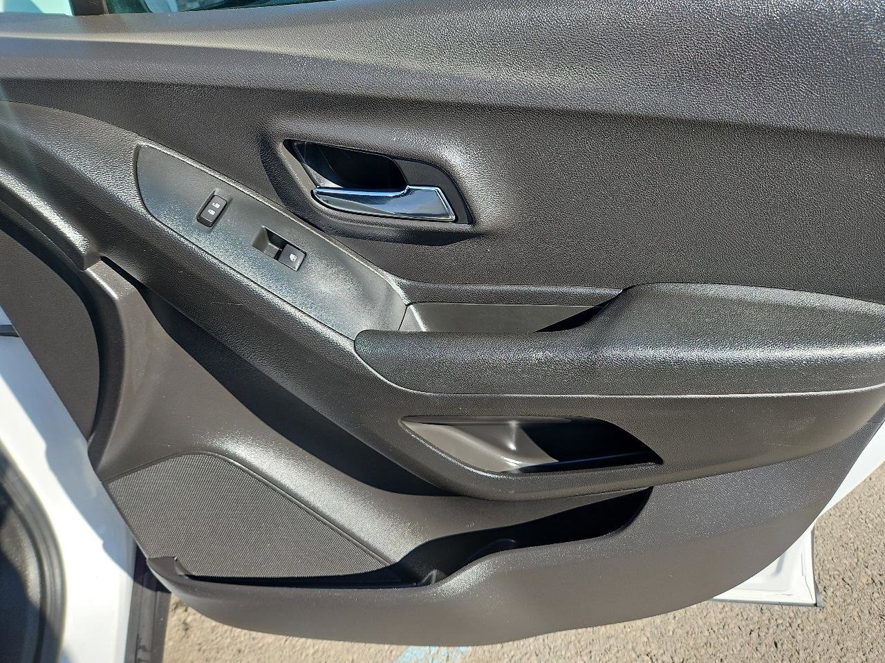 Used 2017 Chevrolet Trax LT w/ LT Convenience Package image 17