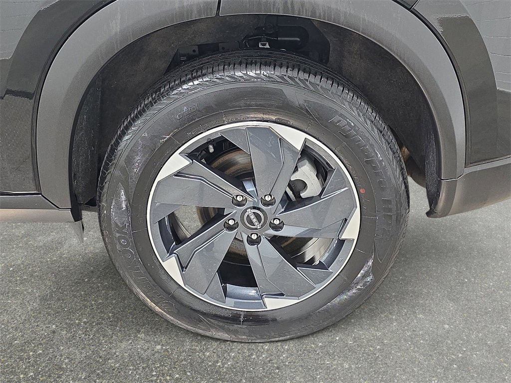 Used 2025 Nissan Rogue SV image 30