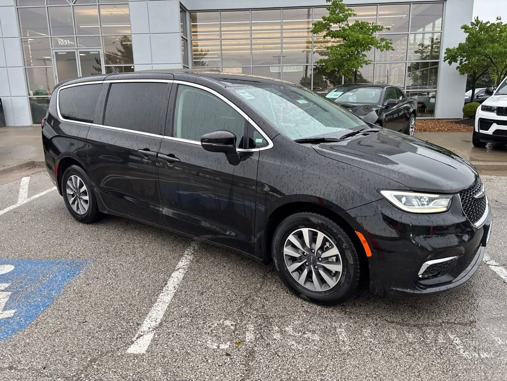 Used 2023 Chrysler Pacifica Touring-L FWD image 31