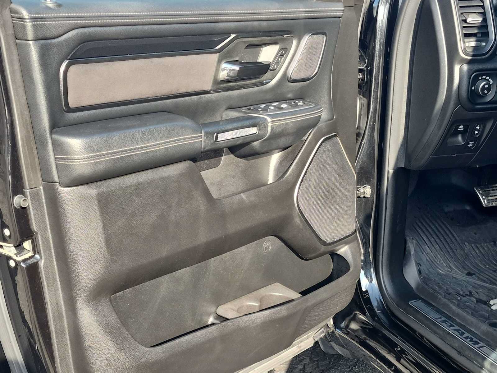 Used 2022 RAM 1500 Laramie AWD/4WD image 10