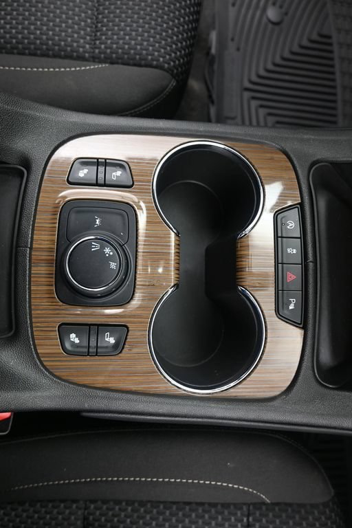 Used 2023 GMC Acadia SLE w/ Driver Convenience Package FWD image 17