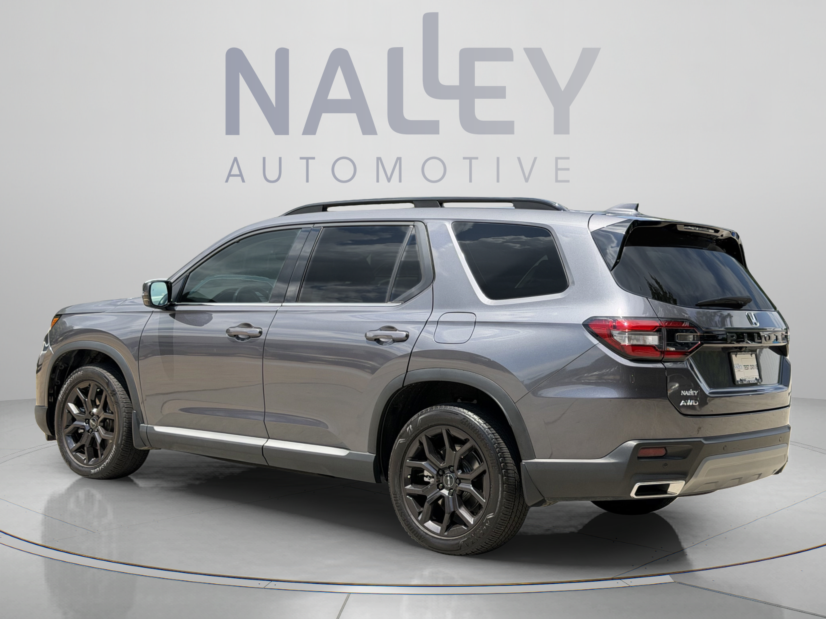 Used 2025 Honda Pilot Touring image 3
