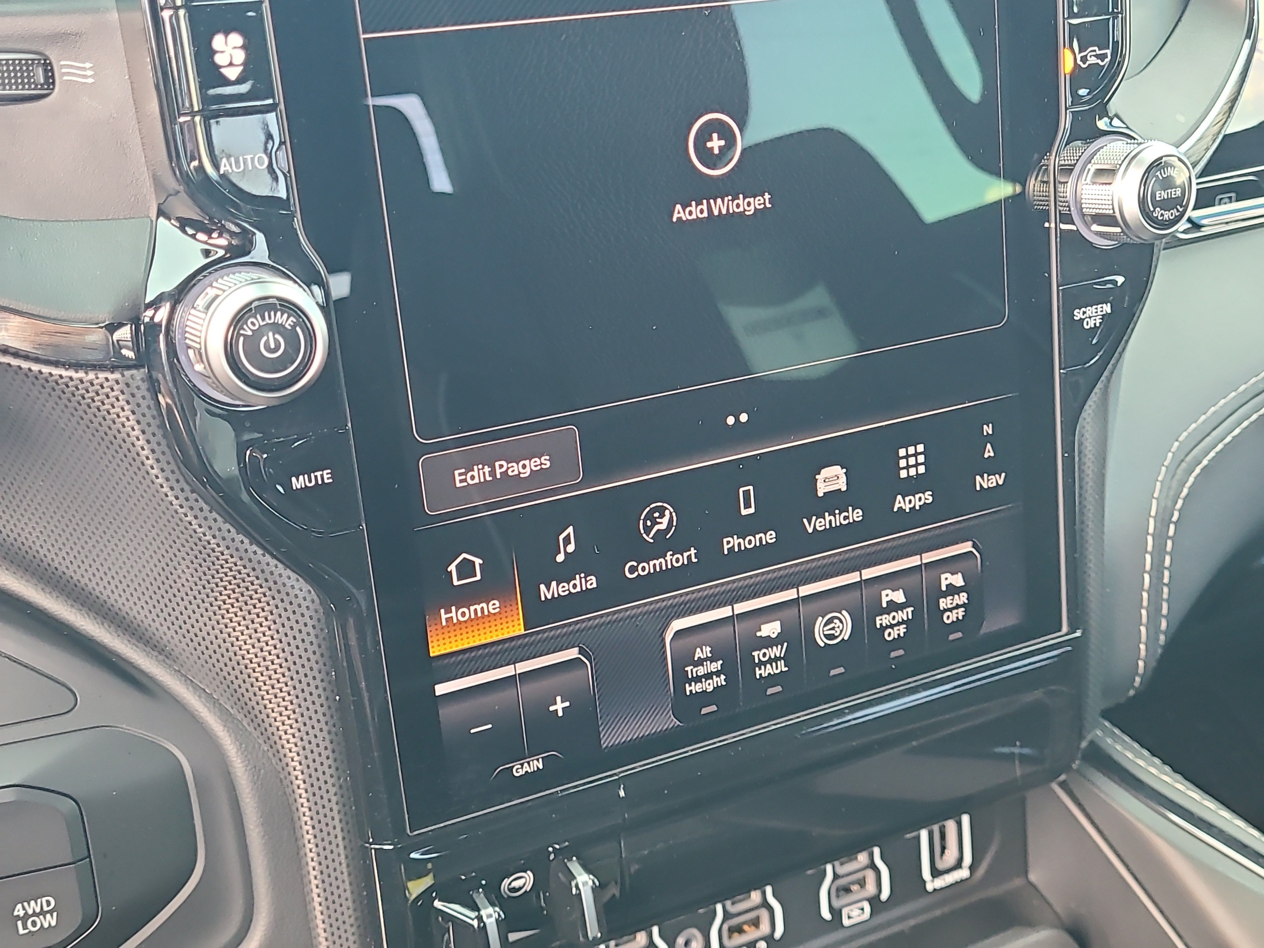 Used 2025 RAM 3500 Limited AWD/4WD image 26