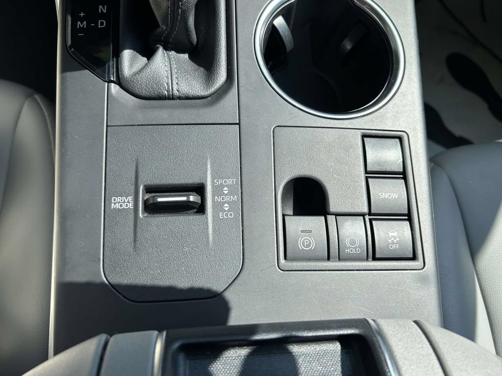 Used 2023 Toyota Highlander XLE FWD image 17