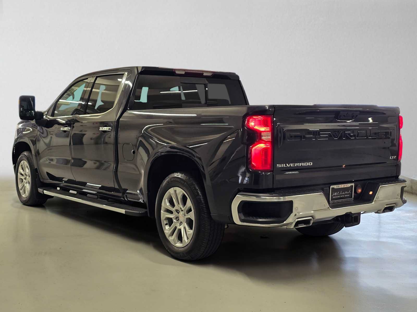 Used 2024 Chevrolet Silverado 1500 LTZ AWD/4WD image 3