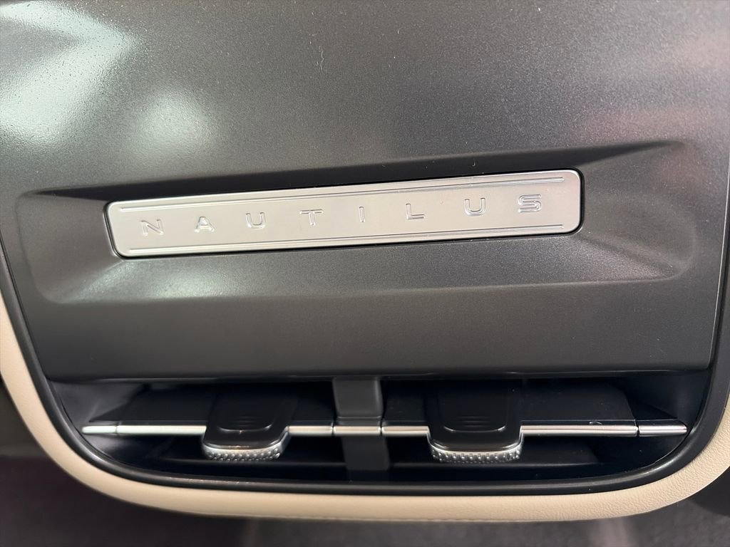 Used 2025 Lincoln Nautilus Premier image 39