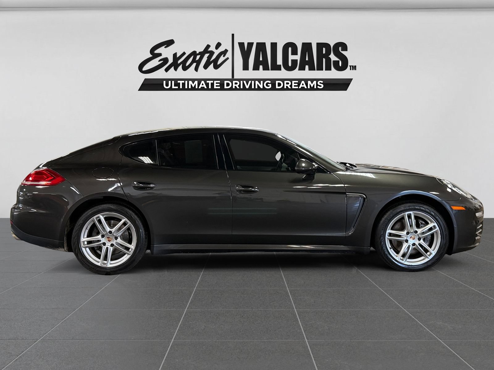 Used 2014 Porsche Panamera 4 w/ Premium Package AWD/4WD image 6