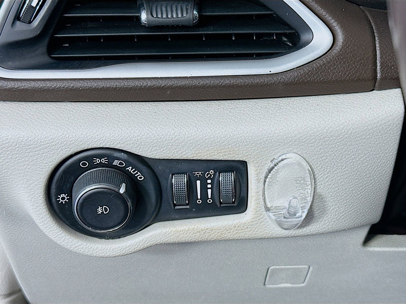 Used 2019 Chrysler Pacifica Touring-L FWD image 10