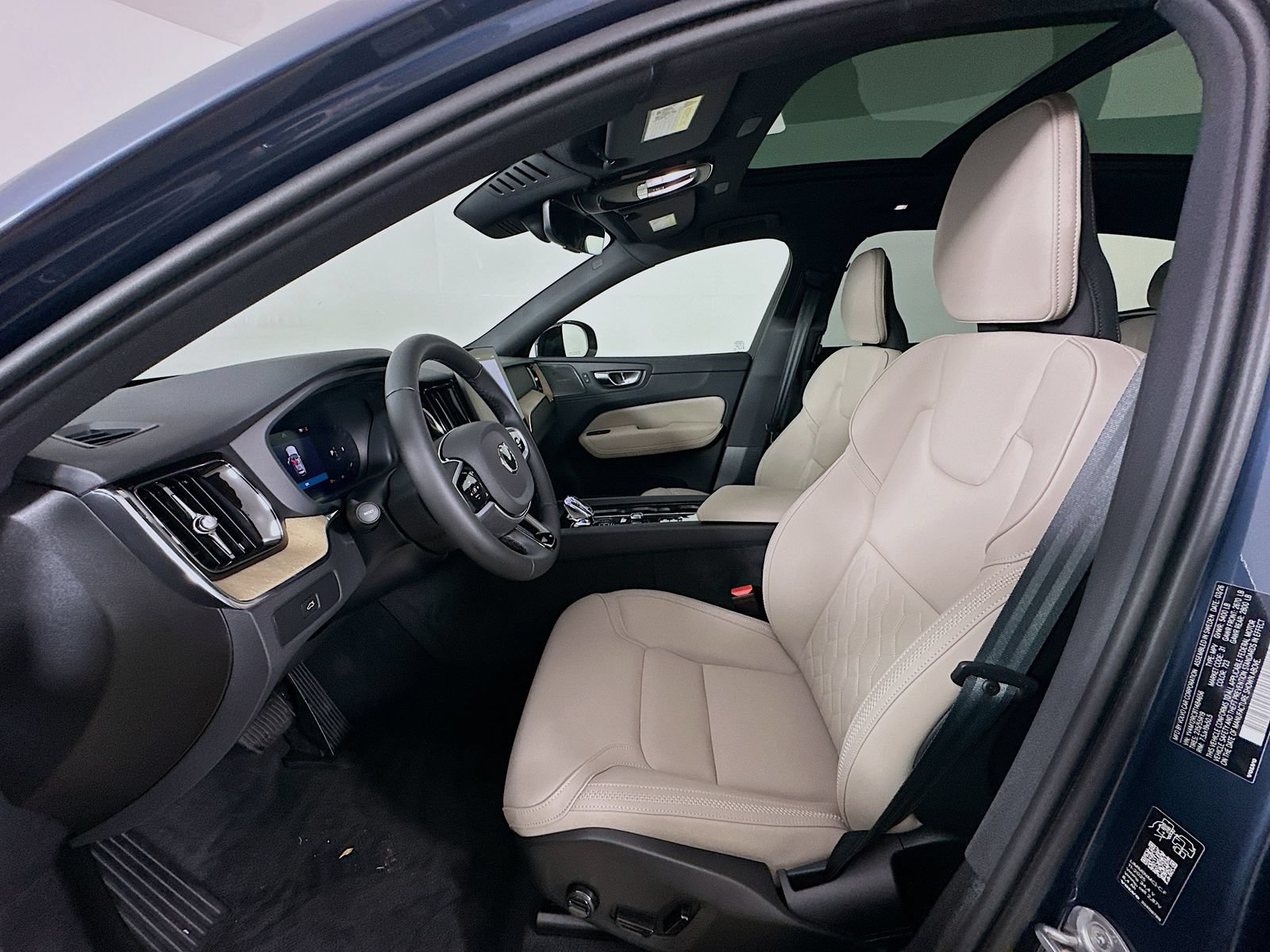 New 2026 Volvo XC60 B5 Plus w/ Protection Package Premier AWD/4WD image 33