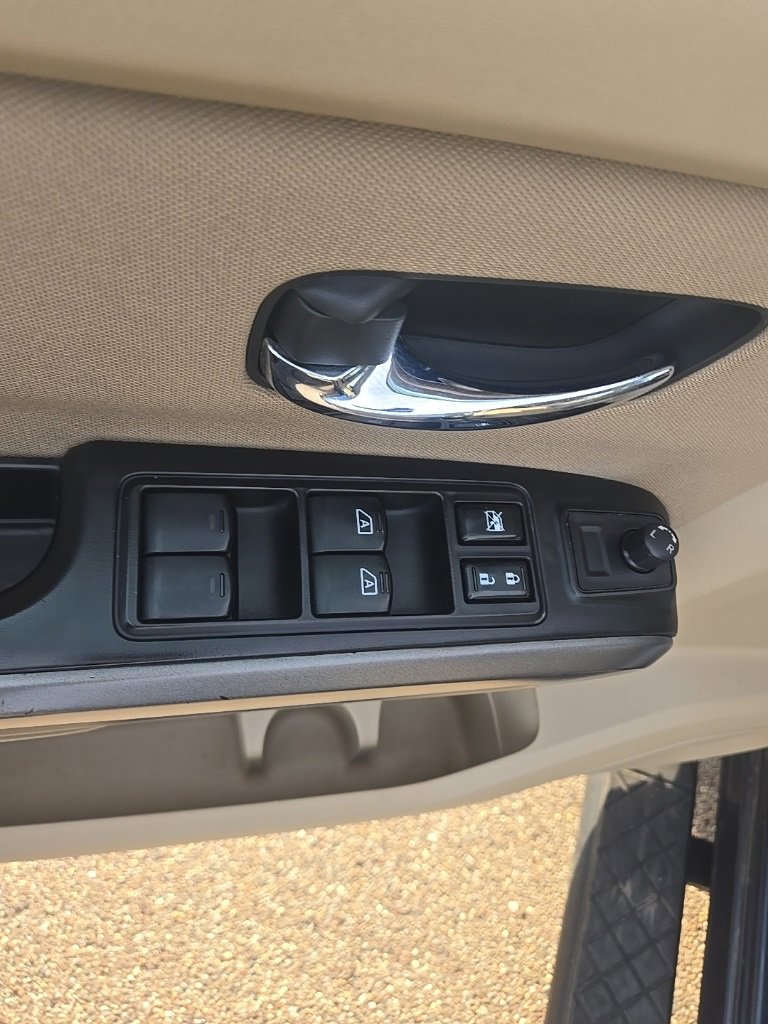 Used 2015 Nissan Titan SV w/ SV Value Truck Package image 12