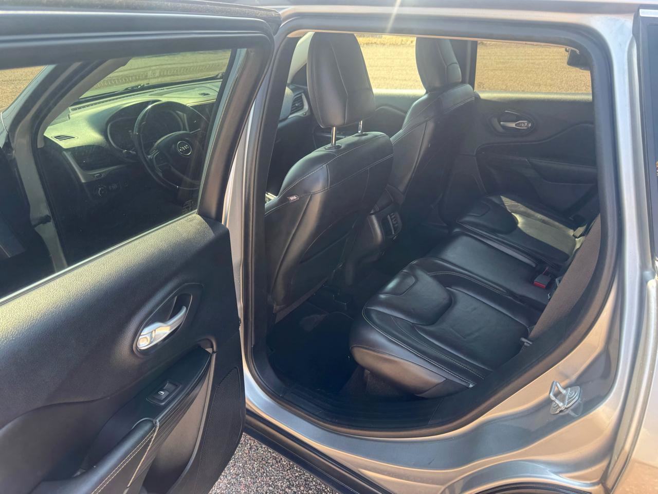 Used 2016 Jeep Cherokee Limited FWD image 32