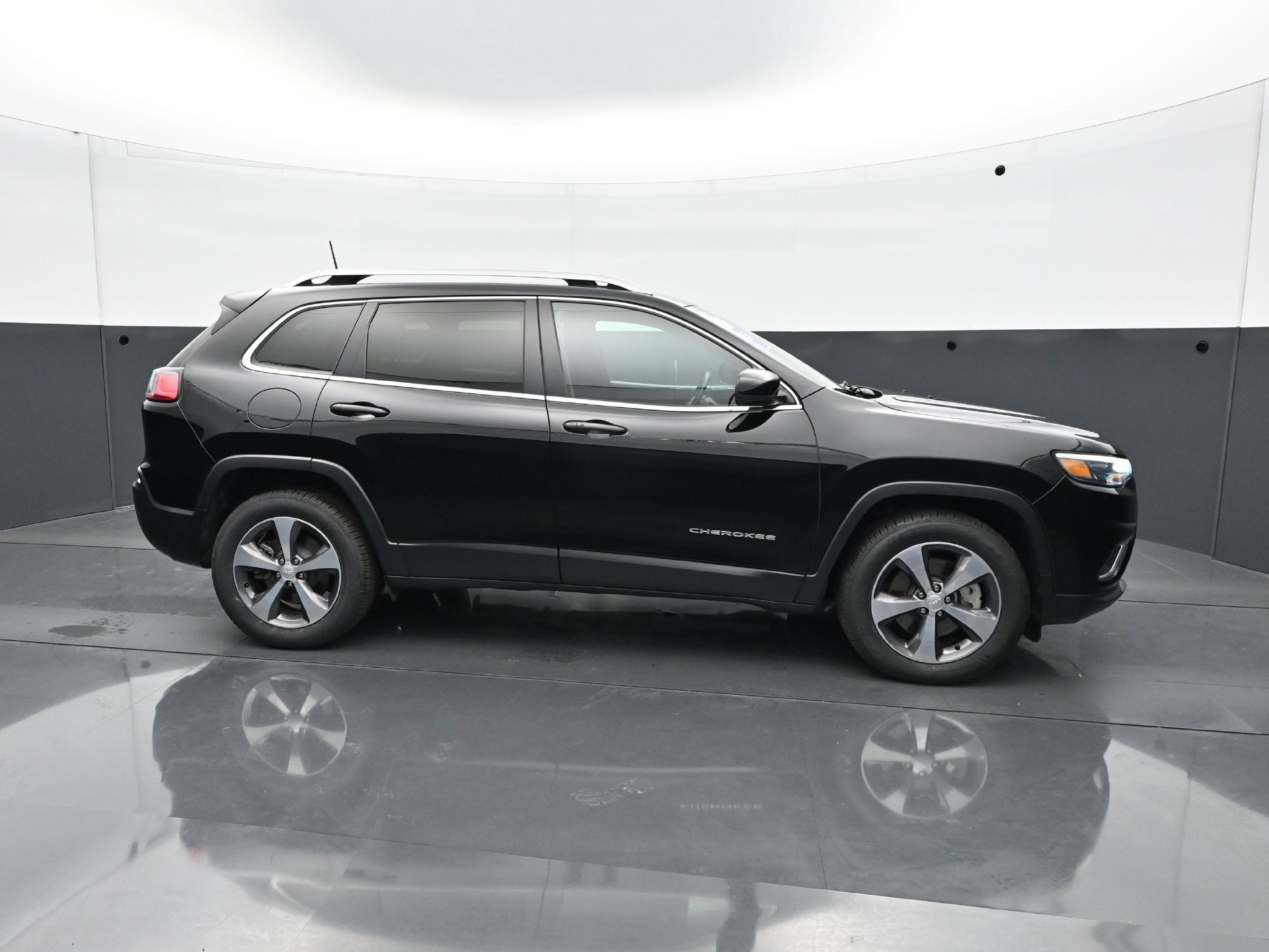 Used 2019 Jeep Cherokee Limited w/ Trailer Tow Group AWD/4WD image 8