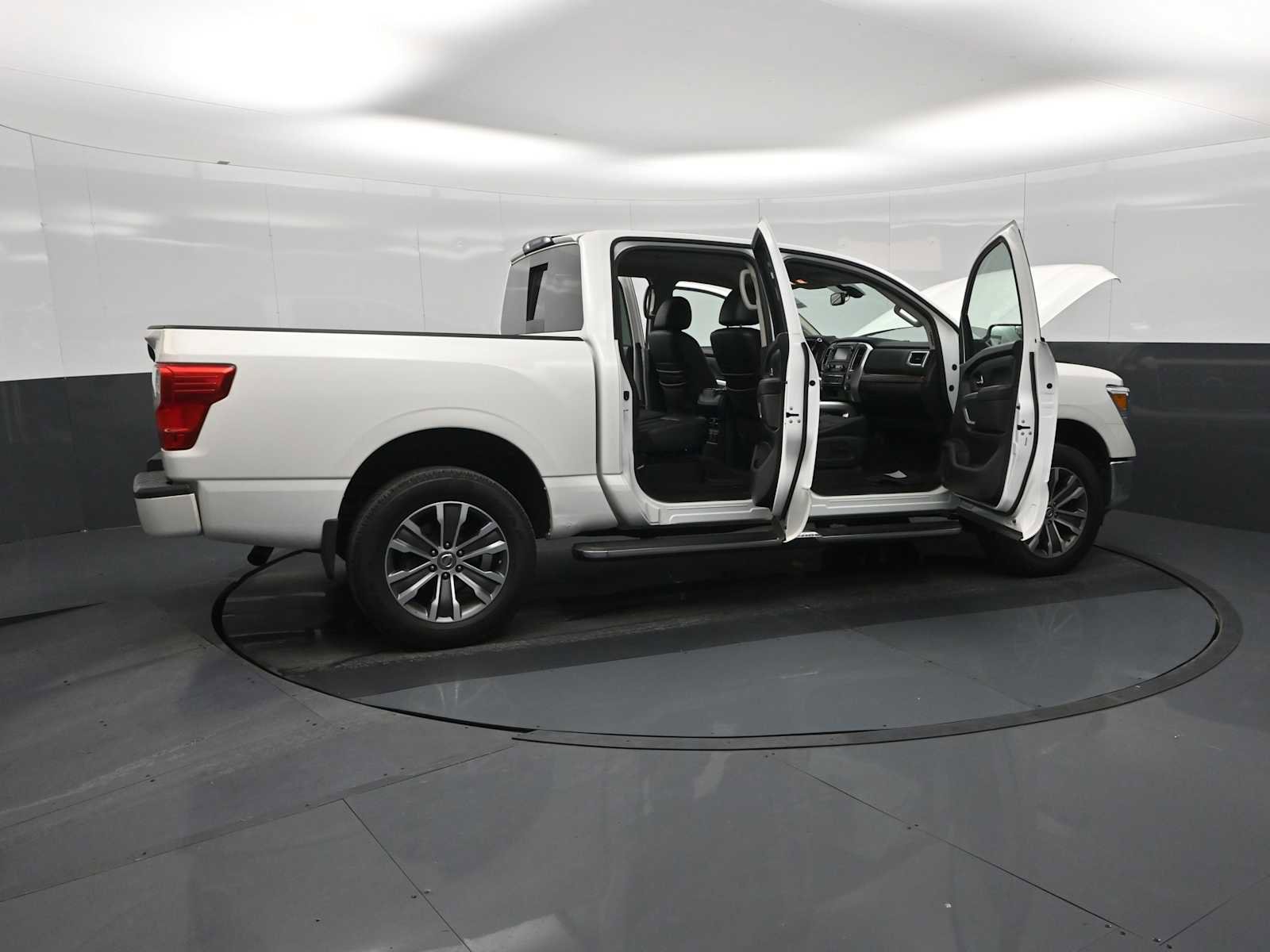 Used 2019 Nissan Titan SL image 33