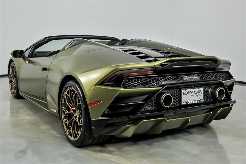 Used 2022 Lamborghini Huracan EVO RWD image 9