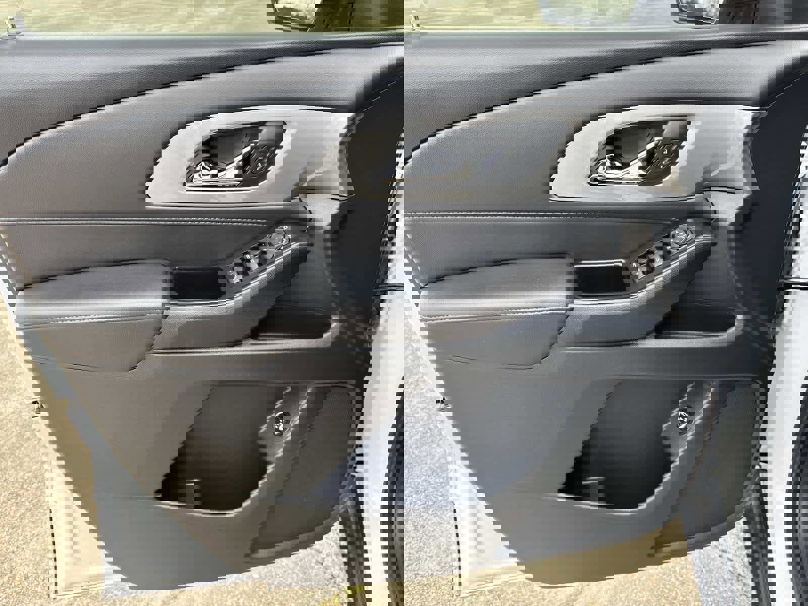 Used 2023 Chevrolet Traverse LT image 34