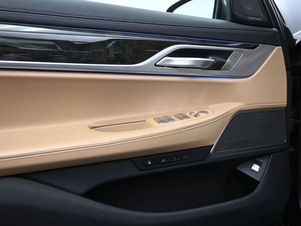 Used 2022 BMW 740i xDrive w/ Premium Package image 9