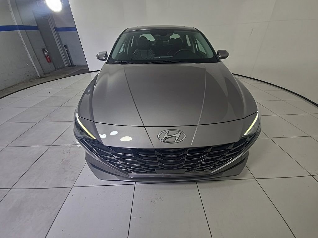 Used 2022 Hyundai Elantra Limited image 2