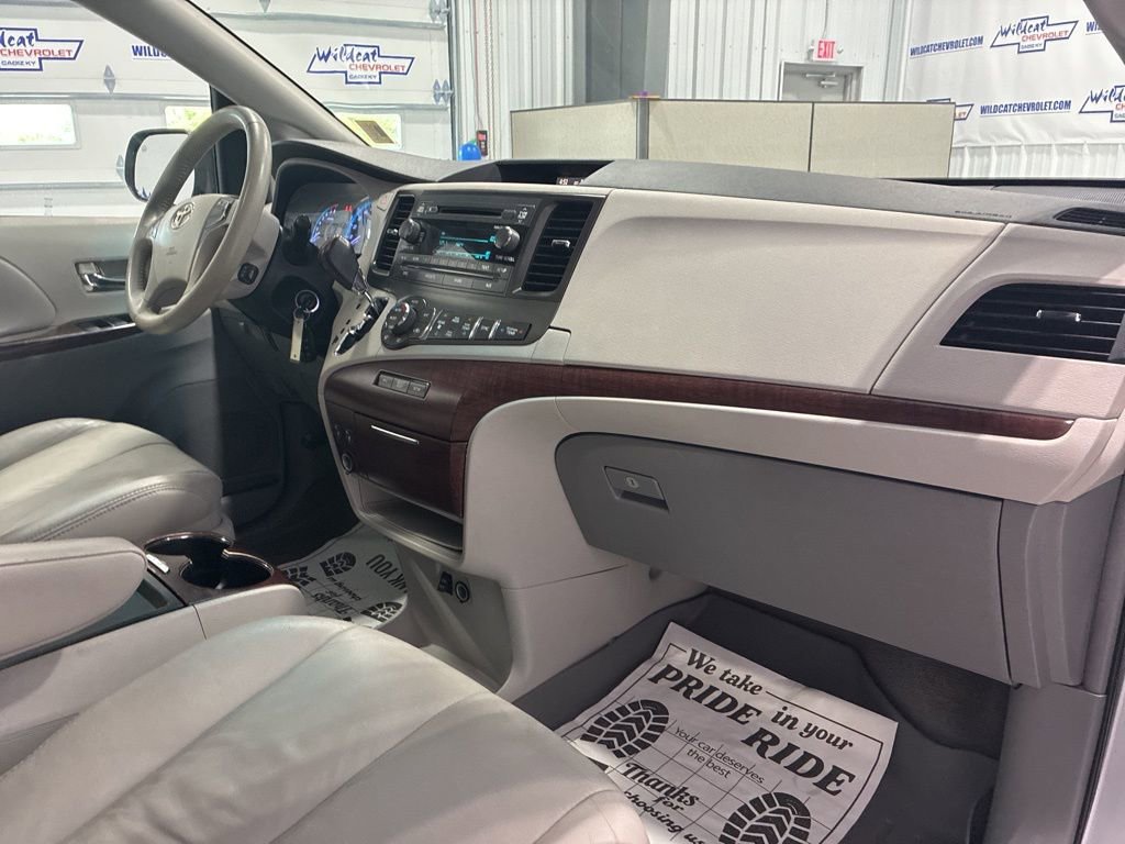 Used 2011 Toyota Sienna XLE image 37