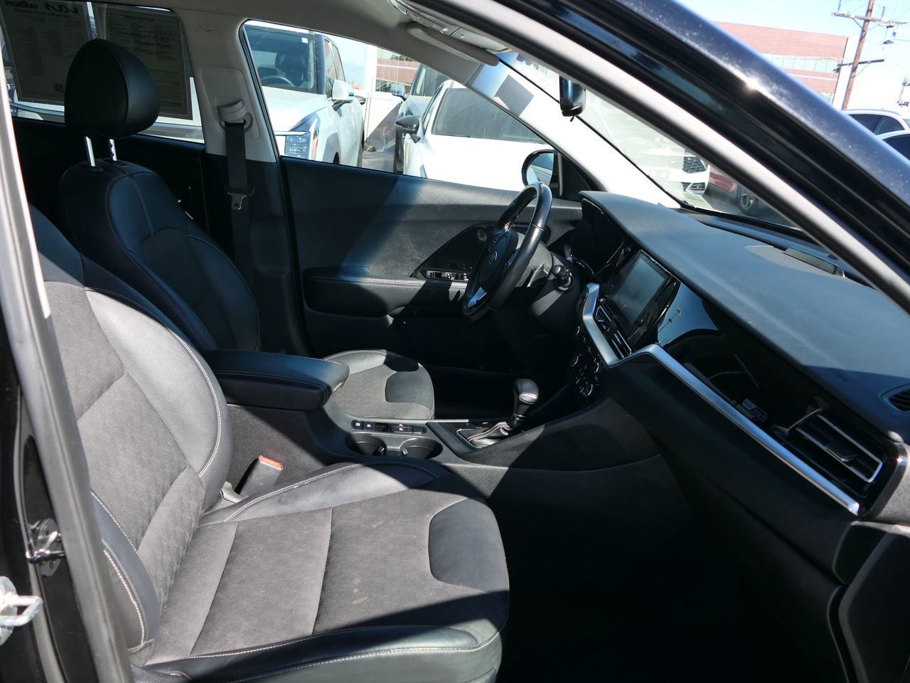 Used 2020 Kia Niro EX image 28