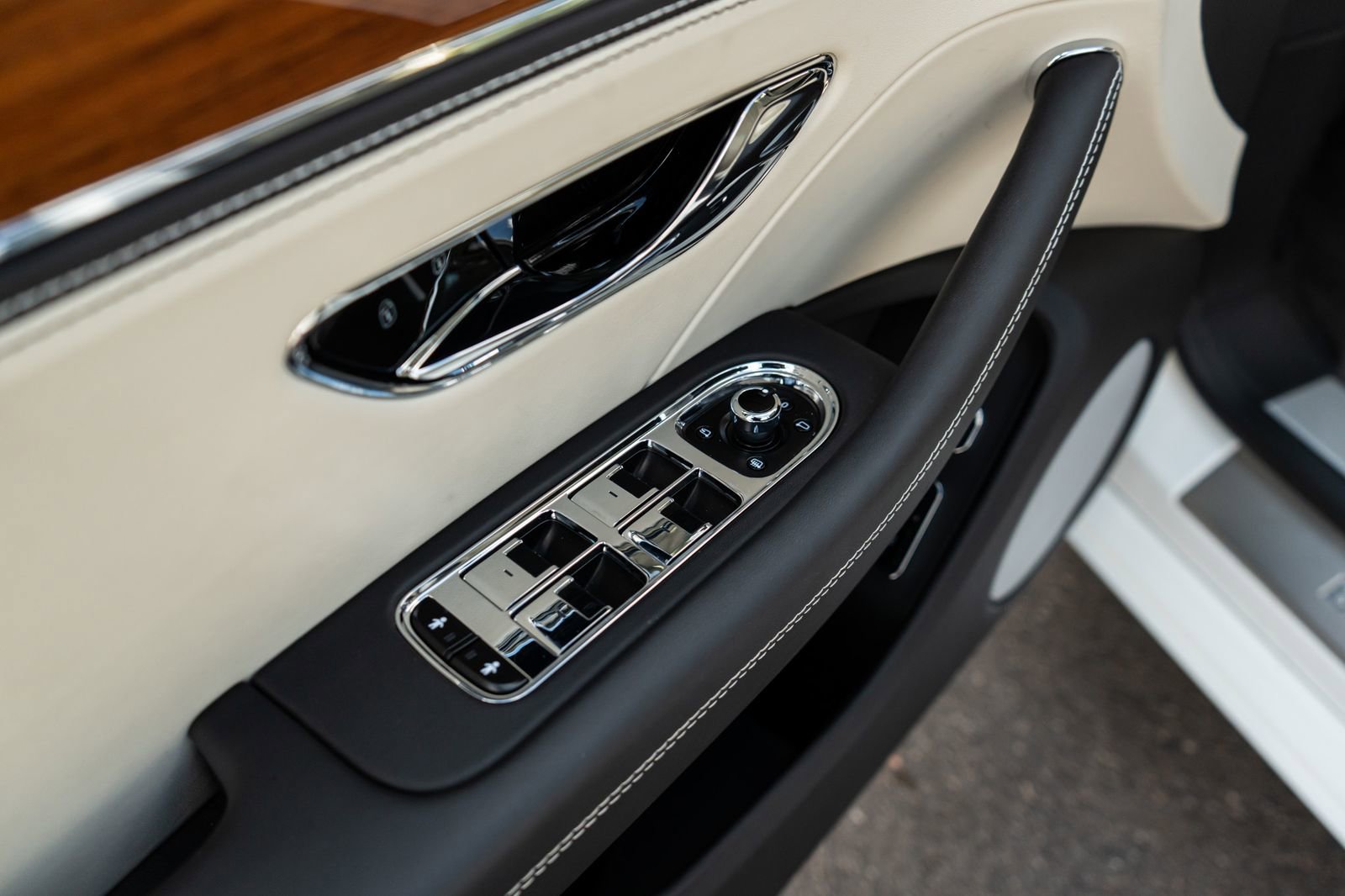 Used 2023 Bentley Flying Spur V8 AWD/4WD image 24