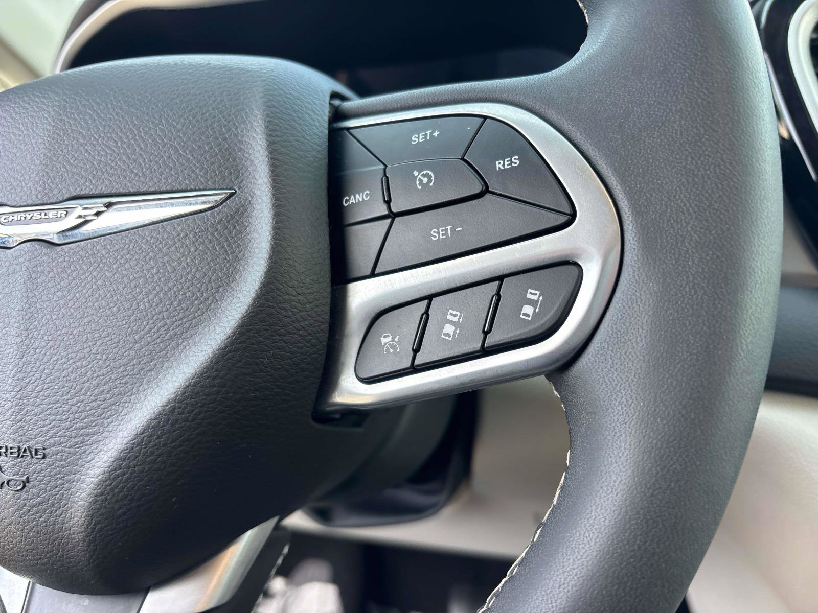 Used 2024 Chrysler Pacifica Touring-L FWD image 22