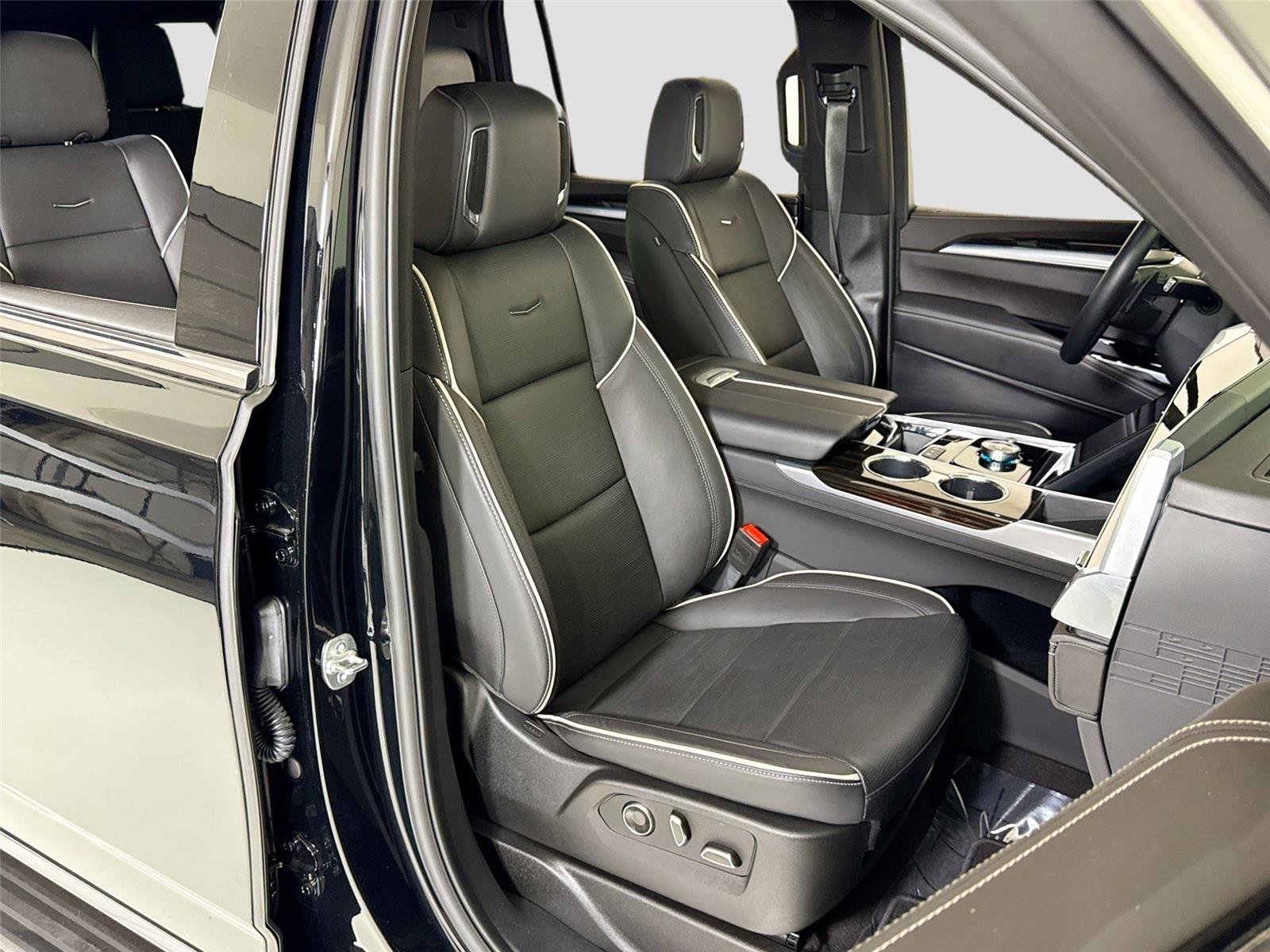 Used 2025 Cadillac Escalade ESV Premium Luxury image 32