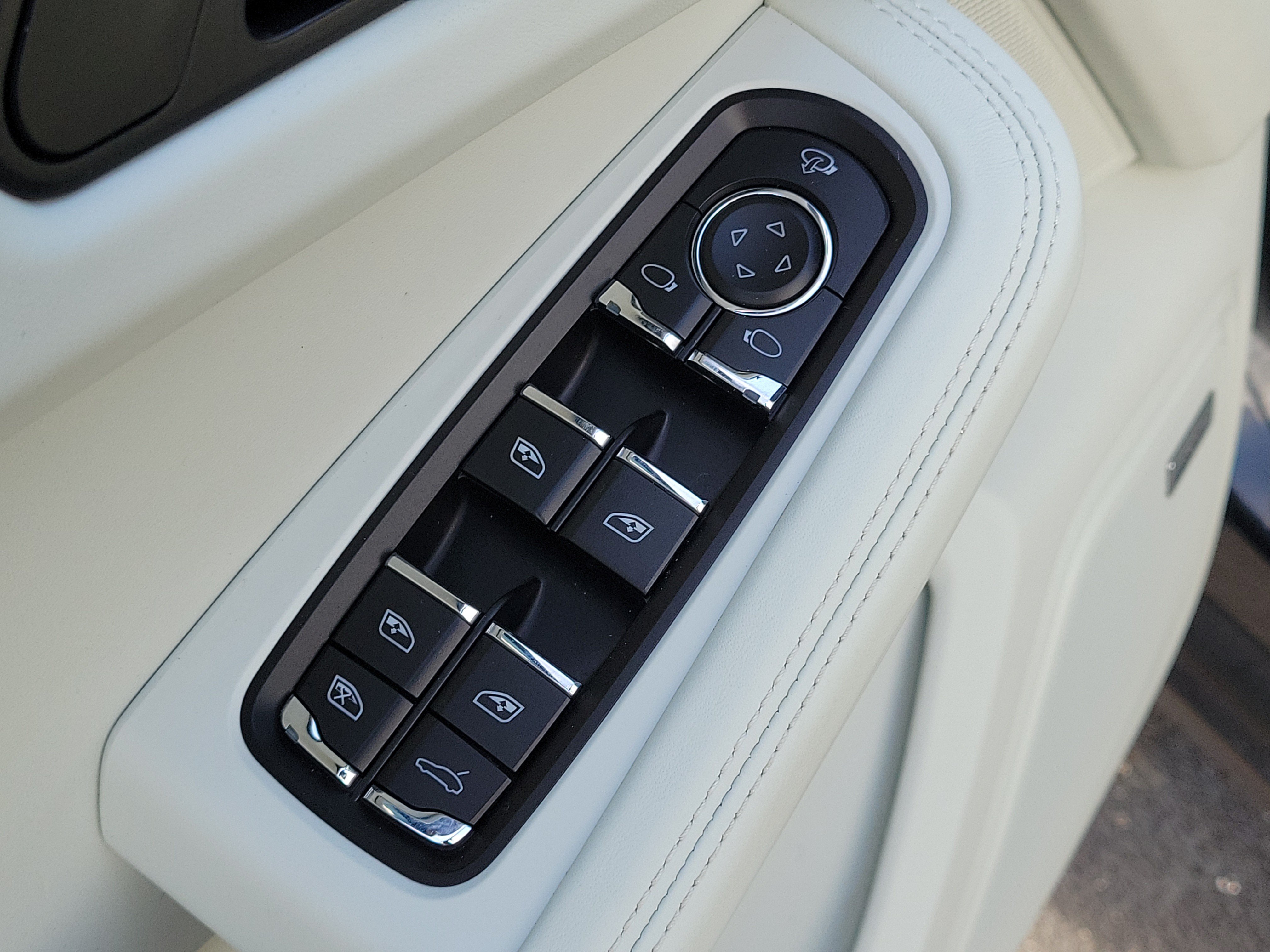 Used 2024 Porsche Macan S AWD/4WD image 20