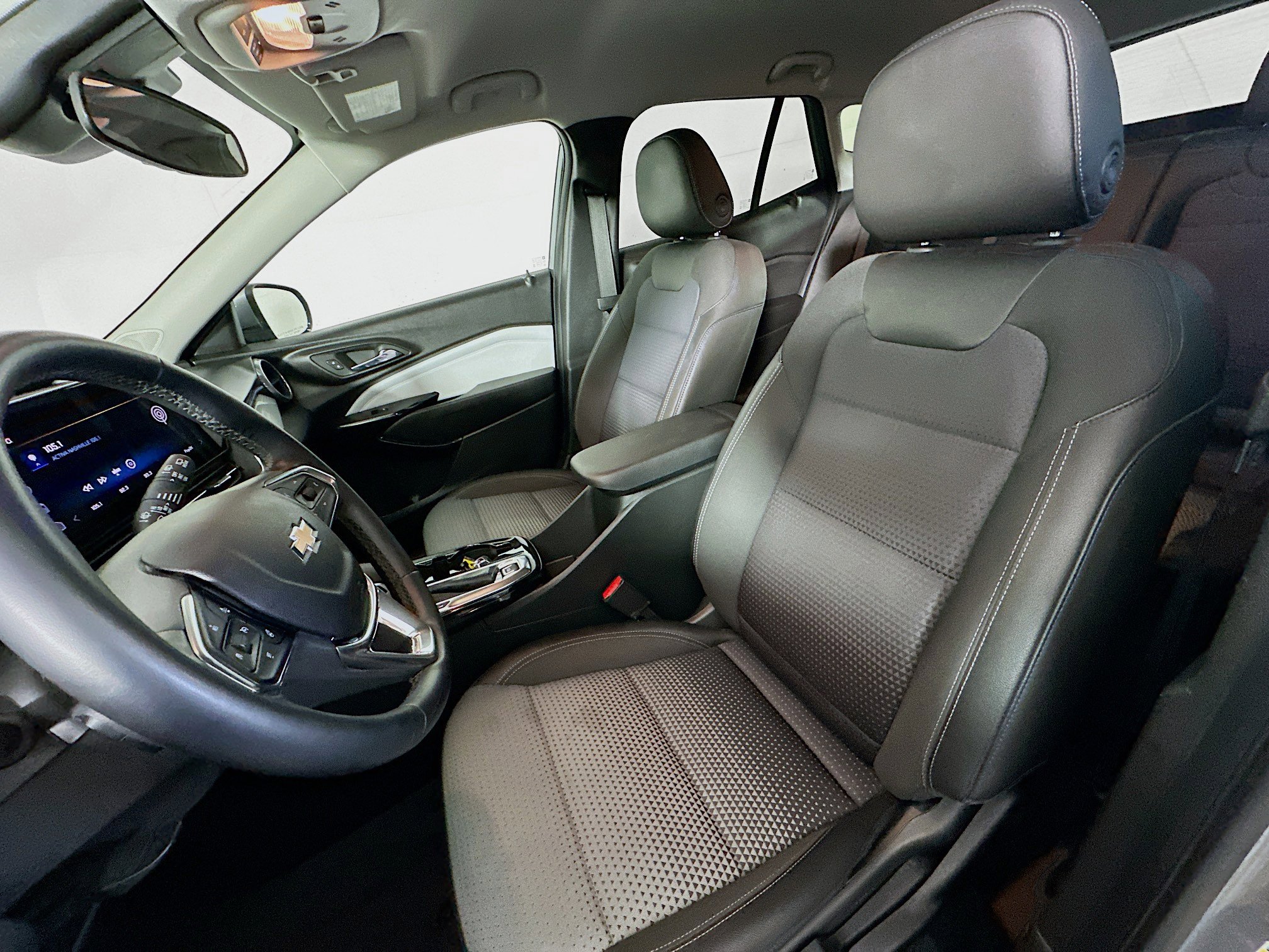 Used 2025 Chevrolet Trax LT w/ LT Convenience Package image 13