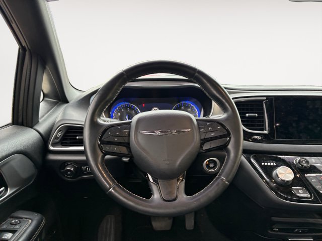 Used 2018 Chrysler Pacifica Touring-L Plus FWD image 12